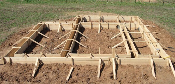 Из чего и как правильно делать опалубку для фундамента? Пошаговое руководство для изготовления своими руками foto 1