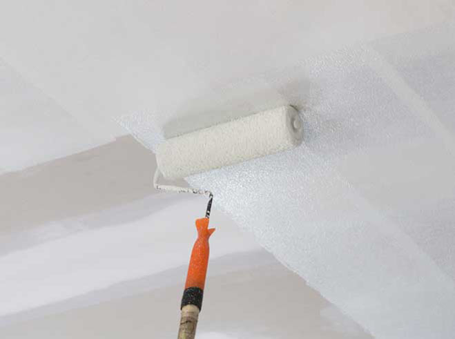 Окрашивание потолка водоэмульсионной краской. Как красить правильно без полос и разводов? foto 1