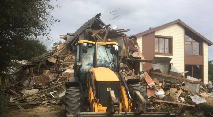 Что лучше – снести или реконструировать дом