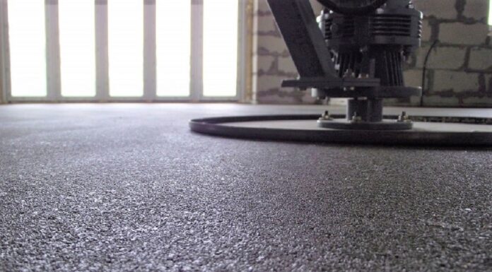 Полусухая машинная стяжка пола: почему это экономичный вариант при большой площади, и в каких случаях можно не использовать армирование