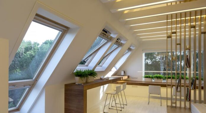 Покупка окон мансардного типа для черепицы в Москве и Московской области