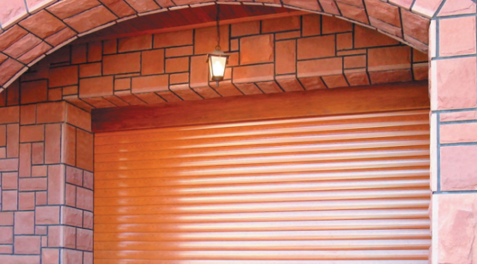 Автоматические роллетные ворота Alutech: чем они удобнее распашных, почему идеально подходят для ограниченного пространства гаража или подъезда к нему