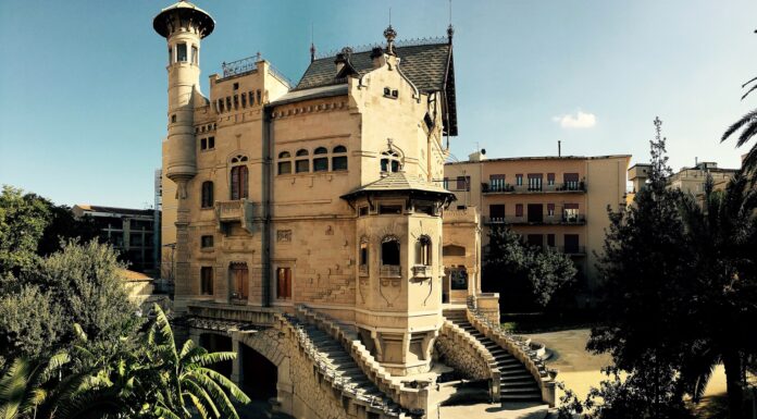 Какие архитектурные стили популярны при возведении коттеджей в Москве