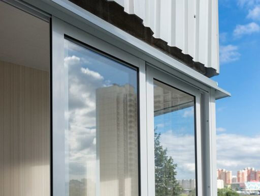 Почему выгодно холодное остекление лоджий или балконов