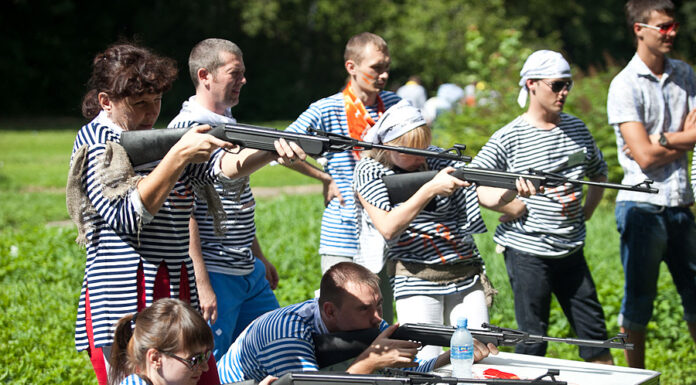 Как развлечь гостей на выездном мероприятии? Устроить соревнование в тире!