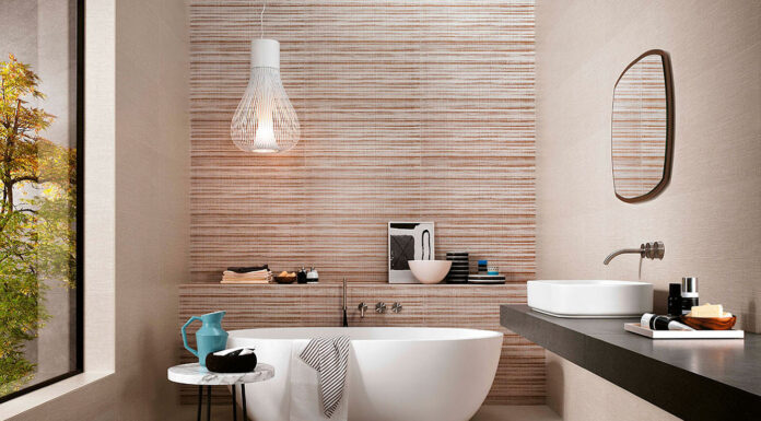 Стильная ванная комната со стеклянными душевыми кабинами