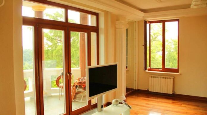 Как выбрать деревянные двери и окна для современного дома?