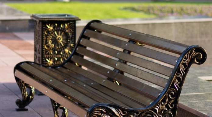 Уличные чугунные скамейки