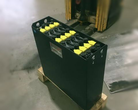 Какие аккумуляторы покупают к складским электропогрузчикам