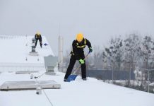 Когда требуется уборка снега с крыш и как это сделать?