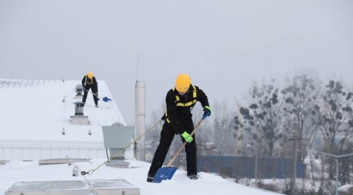 Когда требуется уборка снега с крыш и как это сделать?