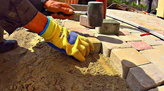 Укладка тротуарной плитки с помощью песка
