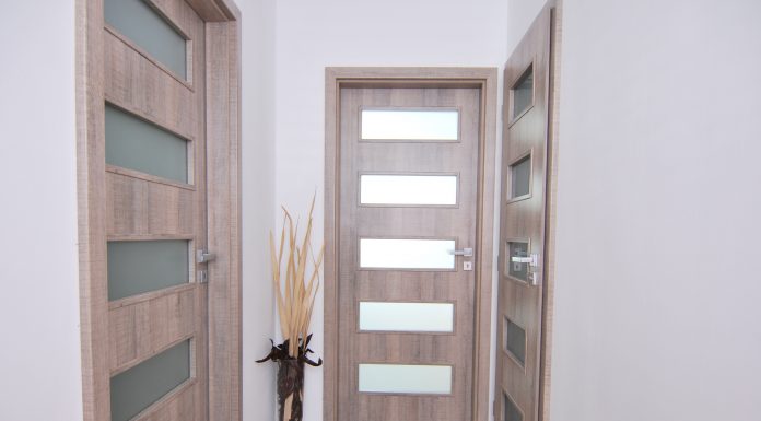 Плюсы дверей из экошпона