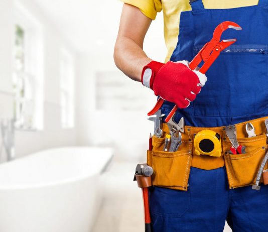 Прорвало трубу: почему стоит срочно вызвать сантехника