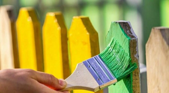 Красивый забор: почему стоит заказать услугу покраски забора