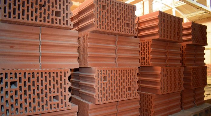 Делаем двор красивым: используем облицовочный кирпич, керамоблоки и брусчатку