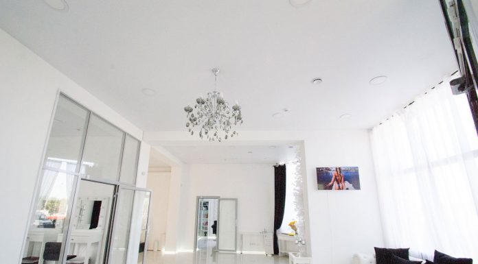 Натяжные потолки: плюсы выбора, какой цвет выбрать, глянцевые или матовые