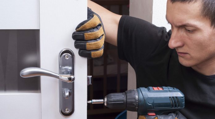 Как выбрать надежного мастера по замкам: отзывы и рекомендации