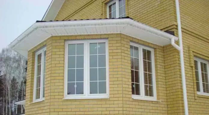 Как правильно остеклить балкон: советы и рекомендации