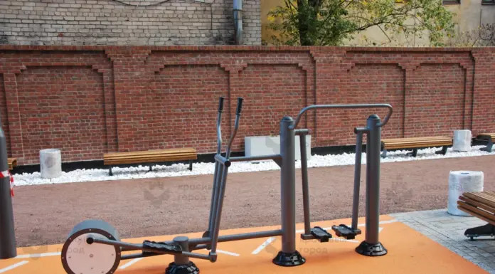 Уличные тренажеры на площадках