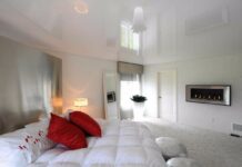 Глянцевые натяжные потолки: плюсы, установка и уход