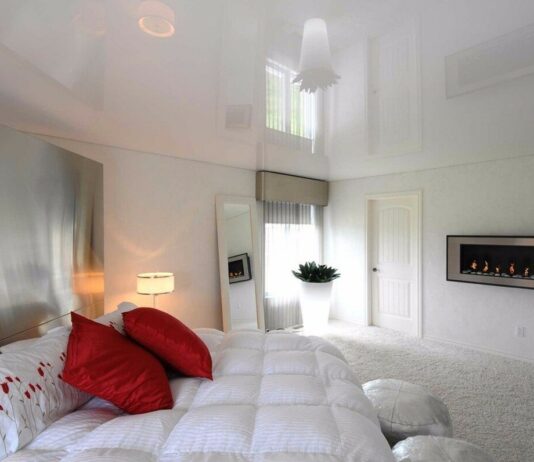 Глянцевые натяжные потолки: плюсы, установка и уход