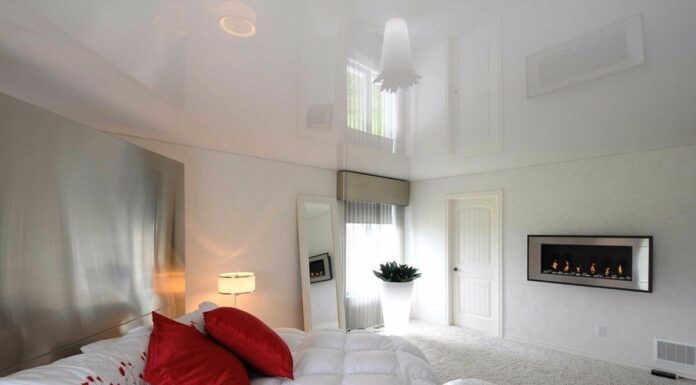 Глянцевые натяжные потолки: плюсы, установка и уход